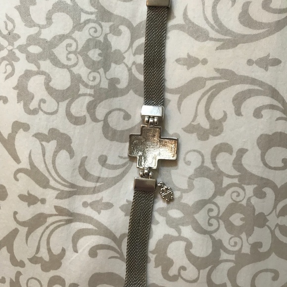 Silver cross 7 1/2 in fashion bracelet with clasp - Picture 2 of 4